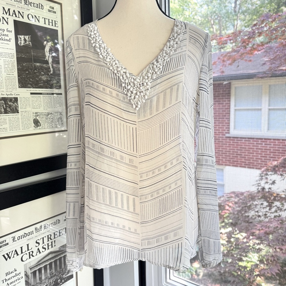 Banana Republic White Silk Blouse Navy Pattern Beaded V-Neck Size Medium - Picture 3 of 15